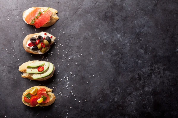 Sanduíches de torradas com abacate e salmão — Fotografia de Stock