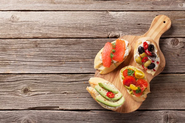 Sandwiches tostados con aguacate y salmón — Foto de Stock