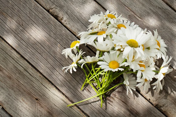 Flores de manzanilla en mesa de jardín de madera — Foto de Stock