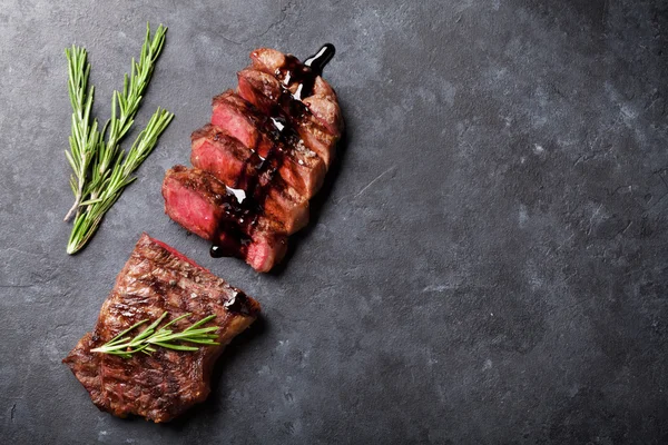 Grilované plátky hovězí steak — Stock fotografie