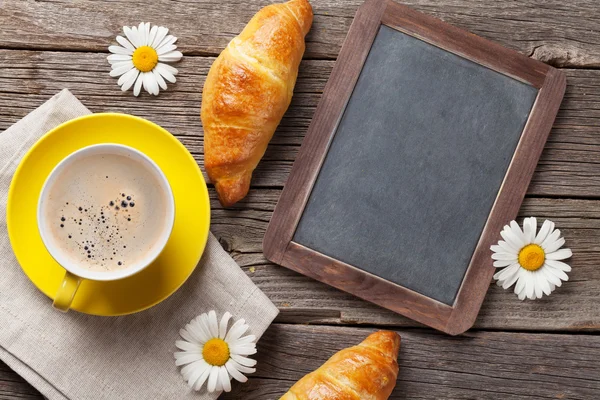 Tafel mit Croissants und Kaffee — Stockfoto
