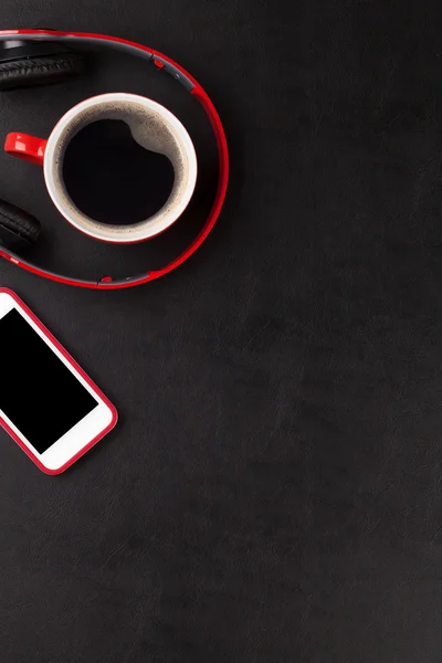 Casque avec smartphone et tasse de café — Photo