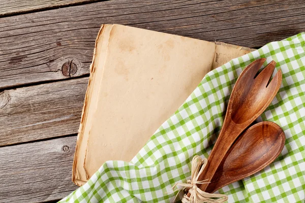 Libro y utensilios de cocina en blanco —  Fotos de Stock