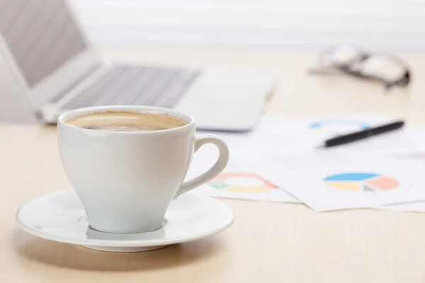Büroarbeitsplatz mit Kaffee und Laptop — Stockfoto