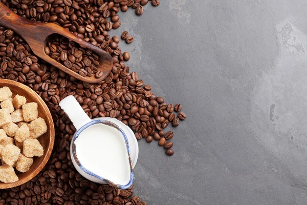 Zrnková káva s mlékem a hnědý cukr — Stock fotografie