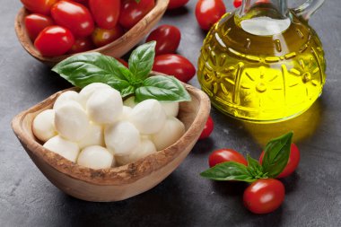 Mozzarella peyniri, domates ve fesleğen