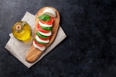 Mozzarella peyniri, domates ve fesleğen.