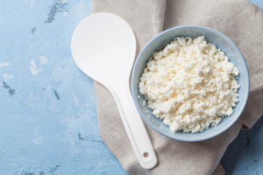 Taş Masa üzerinde süt ürünleri.