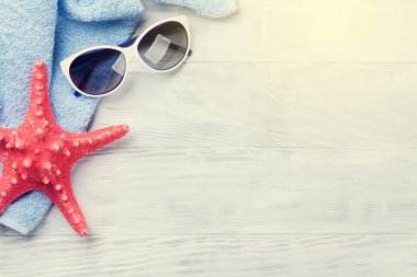 Havlu, güneş gözlüğü ve deniz yıldızı