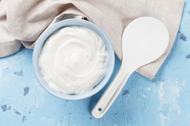 Taş Masa üzerinde süt ürünleri