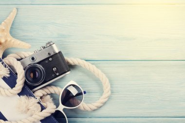  Kamera ve güneş gözlüğü ile çanta