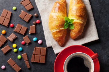 Çikolata, kruvasan ve kahve