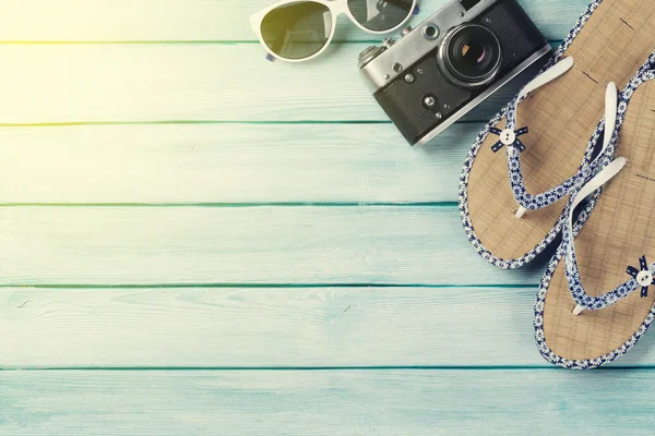 Flip flops, kamera och solglasögon — Stockfoto