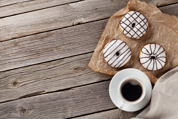Donuts en koffie op tafel — Stockfoto