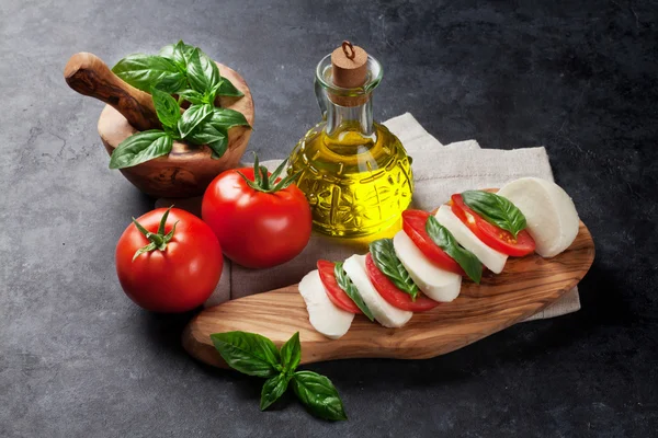 Queijo mussarela, tomate e manjericão — Fotografia de Stock