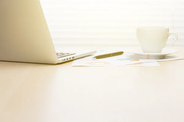 Posto di lavoro ufficio con laptop e caffè — Foto Stock