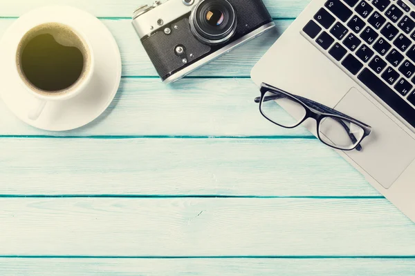 Bureau tafel met laptop en camera — Stockfoto