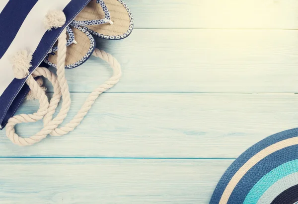 Bolsa con chanclas y sombrero de sol — Foto de Stock