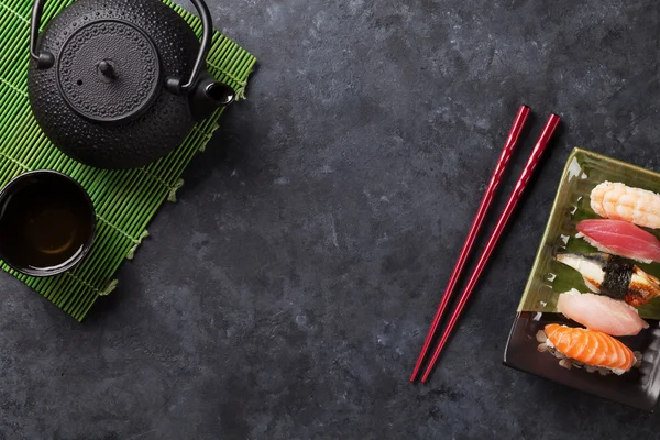 Conjunto de sushi e chá verde — Fotografia de Stock