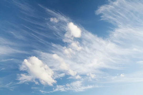 Céu azul e nuvens — Fotografia de Stock