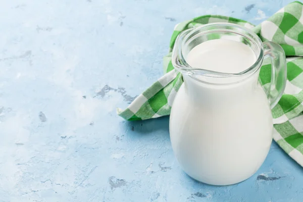 Молочные продукты на каменном столе — стоковое фото