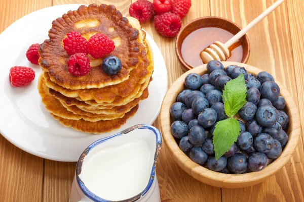 Crêpes aux framboises, bleuets, lait et sirop de miel — Photo