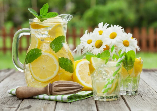 Limonada com limão, hortelã e gelo — Fotografia de Stock