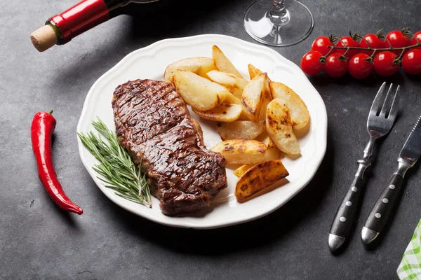Grilovaná striploin steak a červené víno — Stock fotografie