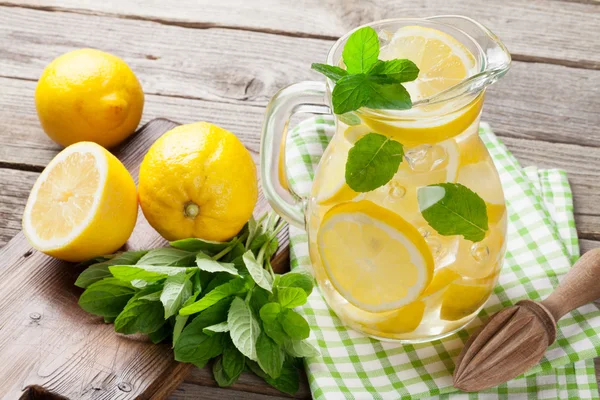 Limonada con limón, menta y hielo —  Fotos de Stock