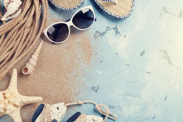 Zonnebrillen, slippers en zeeschelpen — Stockfoto