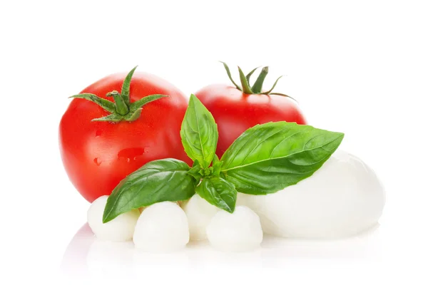 Queso mozzarella, tomates y albahaca —  Fotos de Stock