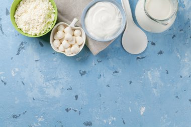 Taş Masa üzerinde süt ürünleri