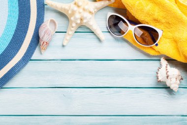 Güneş şapkası, güneş gözlüğü ve deniz yıldızı