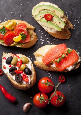 Avokado, domates, somon ile tost sandviç