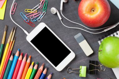Okul malzemeleri ve smartphone 