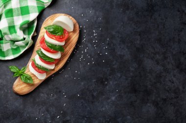 Caprese salatası. Mozzarella peyniri, domates ve fesleğen