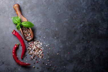 Biber ve tuz baharat, fesleğen bitki ve biber biber.