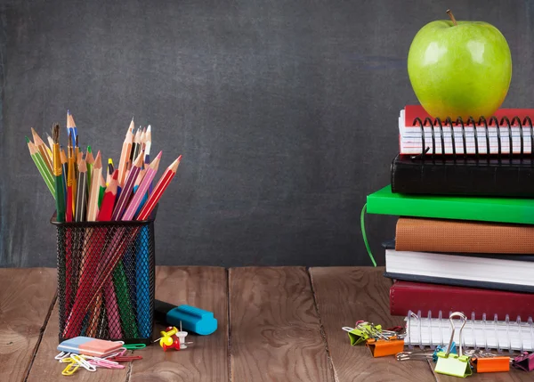 Material escolar e de escritório e maçã — Fotografia de Stock