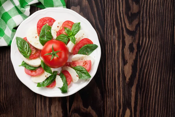 Caprese-Salat. Mozzarella, Tomaten und Basilikum — Stockfoto