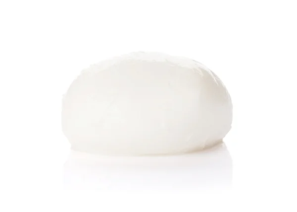 Queso mozzarella sobre blanco — Foto de Stock