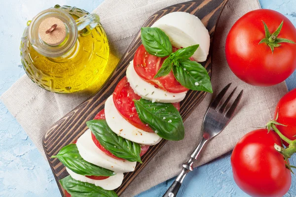 Ensalada Caprese. Mozzarella, tomates y albahaca —  Fotos de Stock