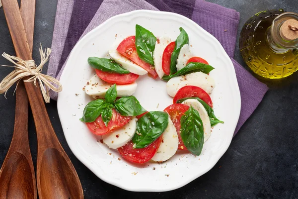 Caprese salade. Mozzarella, tomates et basilic — Photo