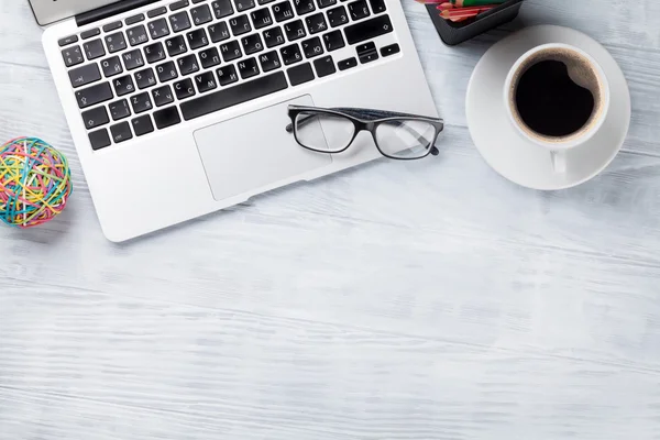 Table de bureau avec ordinateur portable, café et verres — Photo