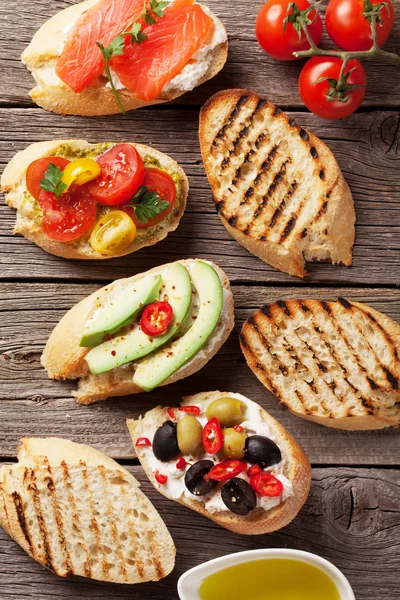 Sanduíches com abacate, tomate, salmão e azeitonas — Fotografia de Stock