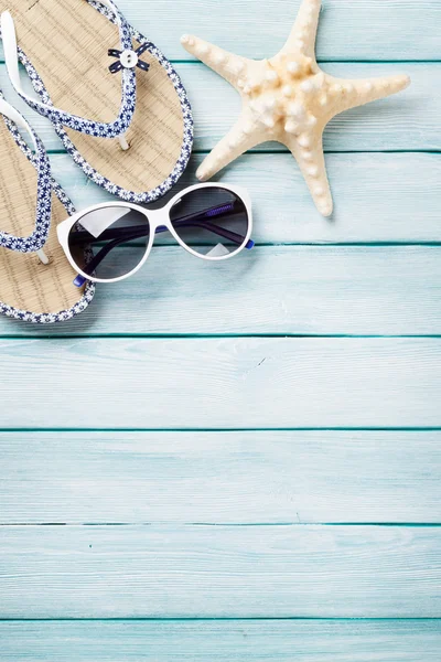 Chanclas, gafas de sol y estrellas de mar —  Fotos de Stock