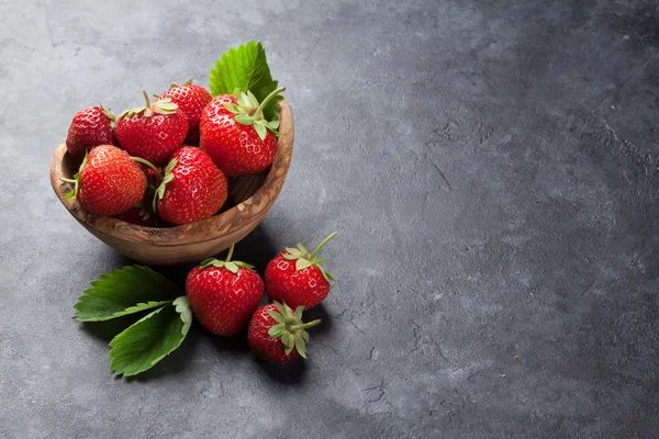 Fresas frescas de jardín en tazón — Foto de Stock