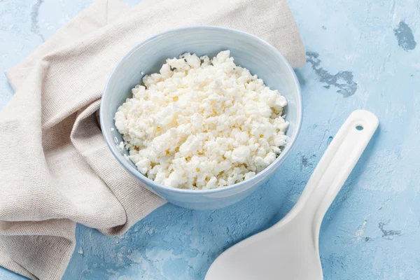 Queijo de coalhada na tigela com colher — Fotografia de Stock