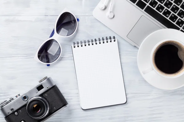 Table de bureau avec ordinateur portable, café et appareil photo — Photo