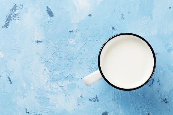 Taş Masa bardakta süt — Stok fotoğraf