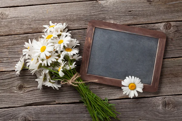 Blackboard metin ve papatya çiçekler için — Stok fotoğraf